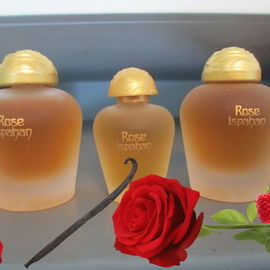 Rechts und links jeweils 15 ml Flakon und in der Mitte 7,5 ml zu Rose Ispahan. Die rote Rose, die Vanille und die Himbeere, sind die prominentesten Noten in dem Duft.