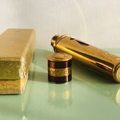 ziselierte Fabergette zum Auftupfen, die wunderschöne Frontansicht ist im Fotoalbum; amerikanische Edition von 1945-1949 (by Flakon11e)