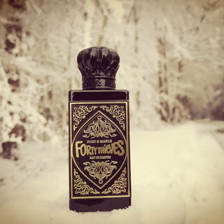 Frostige Finger beim Ausbalancieren auf dem Schneebrocken.