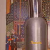 Les Perles d'Orient... von wem haben die bloß die Idee zu dem hässlichen Montale, sorry, Metall - Container? 150 ml. Zum Glück habe ich ja immer paar persische Miniaturen im Haus, vor die man solche Objekte plazieren kann... aber originell ist das auch ni (von Gold)