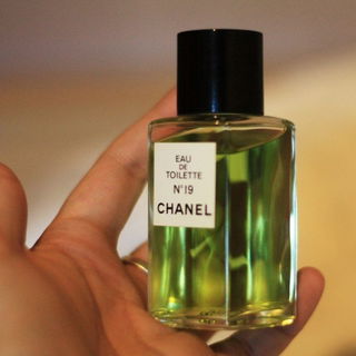 N°19 (Parfum) by Chanel