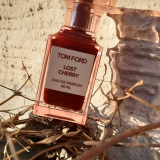 🍒💙🥰 Die verlorene Kirsche und ihr Tieferschatten warten auf den Frühling.  Ich wünsche Euch ein schönes Wochenende, es sind Frühlingstemperaturen vorhergesagt und sage Danke für Euren Besuch.  Ich freue mich sehr darüber. Liebe Grüße 🥰💙🍒