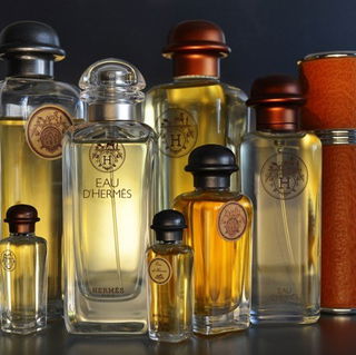 200ml EDT (vintage) 7.5ml miniature (2001) 100ml EDT (modern) 7.5ml EDT (vintage) 200ml EDT (2001) 30ml EDT vintage 100ml EDT (2001) 75ml EDT in Leather Atomiser (1990s)