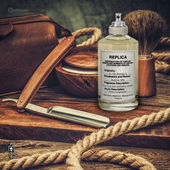 maison margiela - replica - at the barber’s: der traditionsreiche mit gegerbtem leder überbezogene frisierstuhl wurde mal eben vorab liebevoll gleich mit eingeseift - setz dich - bist dran! (von Felsn)