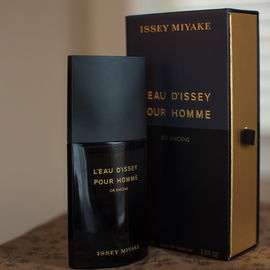 Still available. Rich rose and incense. Similar to Untamed Blackbird, but cheaper even though discontinued. A bottle will last forever.