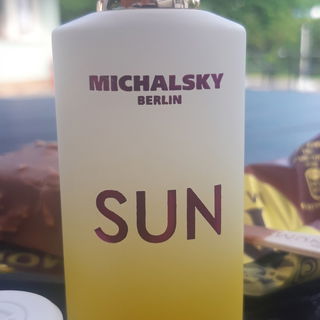 Schwimmbadkiosk im Frühsommer, frisch geduscht, Nachtisch und dazu dieser Duft. Perfekt.