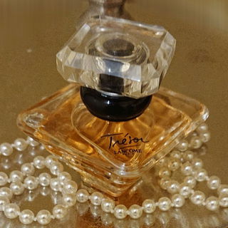 Zur Erinnerung an meine Mutter. Sie schenkte mir Tresor u. liebte Perlen.