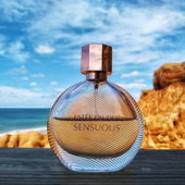 Einsamer weitläufiger Sandstrand mit roten Felsformationen in Algarve. Praia da Falesia Alfamar, nah an Albufeira. (by Irini)