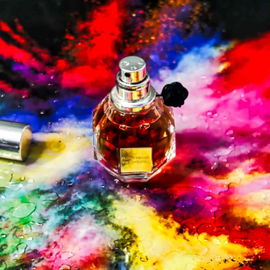 Die Essenz aller Blüten verteilt ihren Zauber, pudrig und frisch.