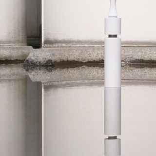 Vor dem Wasserlichtfeldspiegel von Günter Ferdinand Ris