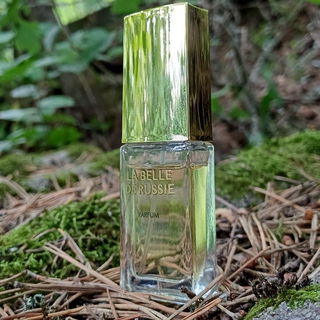 La Belle de Russie / Рyсская красавица by Nóvaya Zaryá