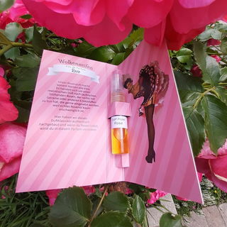 🌹💙🥰 ⚠️ Die Rose fährt ihre Dornen aus und sticht...Vielen lieben Dank für Euren Besuch bei den Rosen und mir.  Ich freue mich sehr darüber. Einen sonnigen Tag und eine schöne Restwoche wünscht Euch Kailani 🌹💙🥰