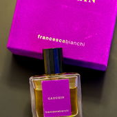 Das Packaging von Francesca Bianchi ist hier mit dem samtigen Lila wirklich stark getroffen. Ich habe die Farben bewusst etwas überzogen, um einen Hauch Gauguin mit reinzubringen. Der Duft selbst ist sehr schön komponiert und trägt wieder diesen typisch leicht herben, animalischen Bianchi Charakter. Danke euch für das Feedback zu meinen Fotos, das freut mich immer sehr. (von 44muc)