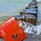 Durchs Bullauge der Zeit betrachtet : ein Hauch florientale Gewürze,dunkle Brokatgewebe - fast zerfallen,aber immer noch erkennbar : Opium. 👁 Anbei ein hilfreicher link um den Opium Dschungel zu lichten. Jäger des verlorenen Duftes: Opium, das Größte. https://share.google/mHOwuqkHEXrHhwPX1   🧜‍♀️ Lieben Dank allen. (by Seejungfrau)