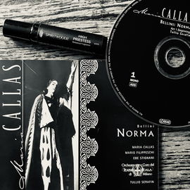 Norma, Priesterin der römischen Göttin Vesta, gesungen von Callas, genannt La Divina.