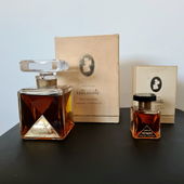 Was neues gelernt, nämlich wie man eine Baudruchage entfernt (am großen Flacon noch komplett intakt), das war früher eine Technik zum 