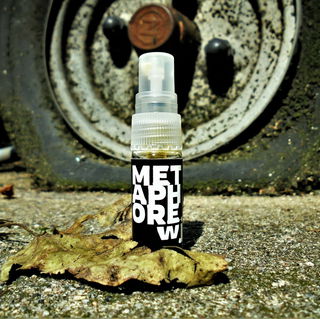 Wolken aus Erde und braunem Benzin