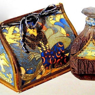 In diesem wunderschönen Flakon und Täschchen gab es Bésame ursprünglich. Doch dieser Flakon ist heute leider nur noch in Museen zu finden.