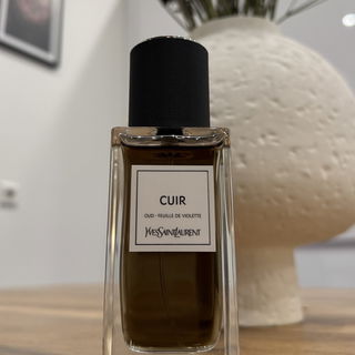 Cuir (2023) von Yves Saint Laurent