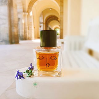 Ungestüm.Strahlend.Heiter. FeuchteWurzelnBlätterErde. Minzen pulsieren. Lavendel Vetiver dirigiert.Rauchzwirbel # Allegretto.Tristezza.Luminoso.