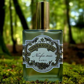 This is fairie land. Nomansland, New Forest, Wiltshire. Friday 29th August 2025. Oh, I forgot, there's a perfume! It's only secondary to this setting. This is the vintage Goutal Ninfeo Mio, one of the best fig centered perfumes ever created.