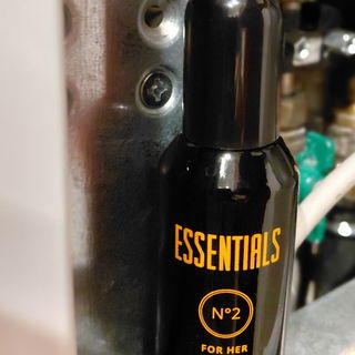 Essentials N°2 von Milton-Lloyd
