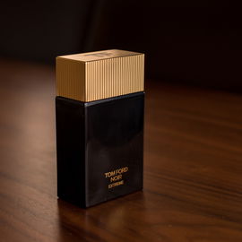 Noir Extreme fits in the category of poor longevity, and I just don't care. I usually dislike vanilla, but this one is different.