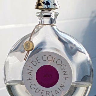 Diese Flakons gab es von den 30ern bis in die 80er. Genauer kann ich das bisher nicht eingrenzen.