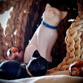 Zwei süsse Vintage-Miezeflakons, schwarz 50ml Cologne, weiss 50ml EdT. (by Zora)