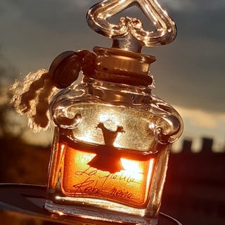 💙🌞 🥰... 🥳Drei🥳 Das Fenster zum Himmel. Danke für Euren lieben Besuch und die lieben Worte beim schwarzen Kleid und mir. Ich freue mich sehr und wünsche Euch und allen die mit Euch feiern ein schönes und duftiges Osterfest. Alles Gute und liebe Grüße Kailani 🐇💙🥰🌞🥳
