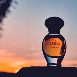 Man merkt, dass sich der Sommer dem Ende neigt. Im Hochsommer erwischt man hier keine Sonnenuntergänge, weil sie noch zu hoch steht, wenn sie hinter den Hügeln verschwindet.