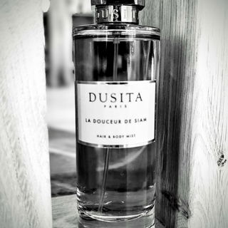 Ich mag die länglichen Dusita Hair&Body Mist Flakons sehr gerne und musste den nochmal  in anderem Ambiente und im RETRO-S/W-Look darstellen. Danke Euch für die Besuche u. die lieben Kommentare🙏🏻🤍❇️