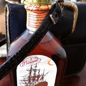 Für Fresh21: alte verschlissene Ledertasche mit unkaputtbarem Plastikflakon... (by Gold)