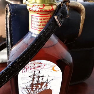 Für Fresh21: alte verschlissene Ledertasche mit unkaputtbarem Plastikflakon...