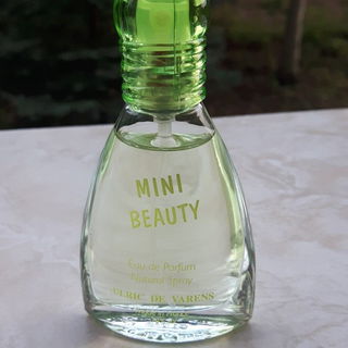 Mini Beauty by Ulric de Varens