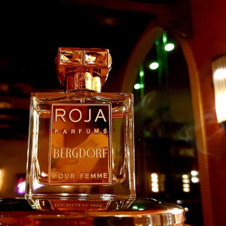 Die wohlduftende Femme in einer Smoking Lounge. Sehr gemütlich da..