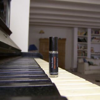Parfumfoto aus verlassenem Haus