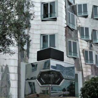 Vor den Gehry-Bauten im Düsseldorfer Hafen