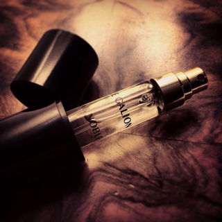 Der Taschenzerstäuber aus Bakelit.