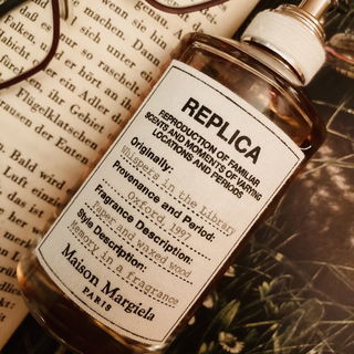 Whispers in the Library von Maison Margiela