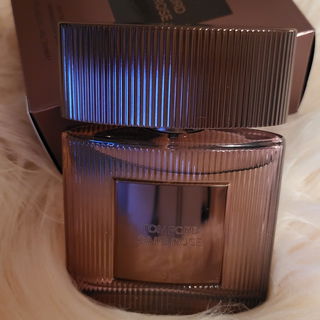 Café Rose (2023) von Tom Ford