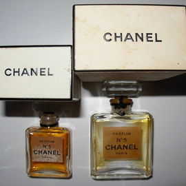 sehr alte Version: 7ml reines Parfum und 14ml reines Parfum