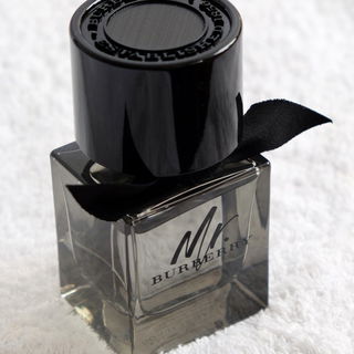 schöner massiver Flakon 50ml, der Duft angenehm frisch mit geringer Haltbarkeit