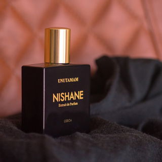 I keep coming back to this weird little bottle of Nishane, one minute castoreum animalic, the next green and herbaceous. Like Stockholm Syndrome of perfumery
