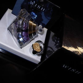 reines Parfum von Wish mit Kristalldeckel