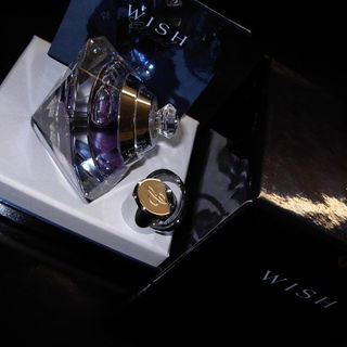 reines Parfum von Wish mit Kristalldeckel