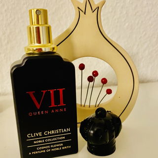 VII: Queen Anne - Cosmos Flower von Clive Christian