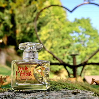 Ein drehbares grosses Herz mit Liegestühlen für Verliebte, romantisch wie der Duft.