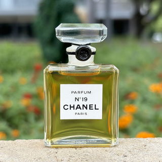 N°19 (Parfum) von Chanel