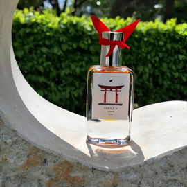 Ein ⛩️ Torii-Tor : Ersteindruck - milchiger Wasserjasmin umspielt frischgrüne Stängel,Rosenseifenflocken - fern aller Lieblichkeit - umschmeicheln trocken geoudete Hölzer. Vielen Dank allen. 🌹